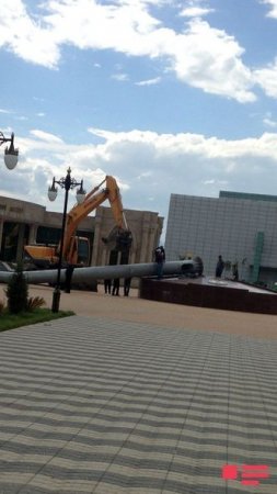 Masallıda Bayraq meydanında bayrağın dirəyi aşıb – FOTO